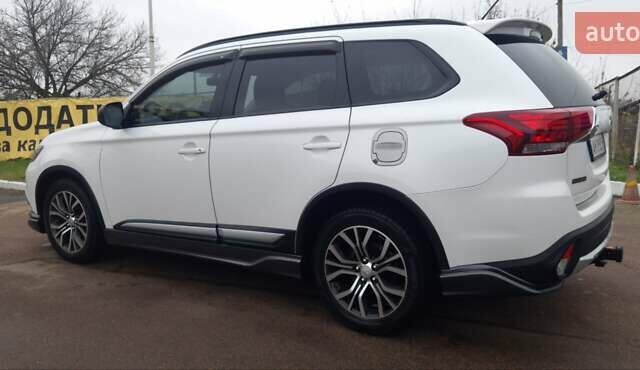 Белый Мицубиси Аутлендер, объемом двигателя 2.4 л и пробегом 240 тыс. км за 14900 $, фото 4 на Automoto.ua