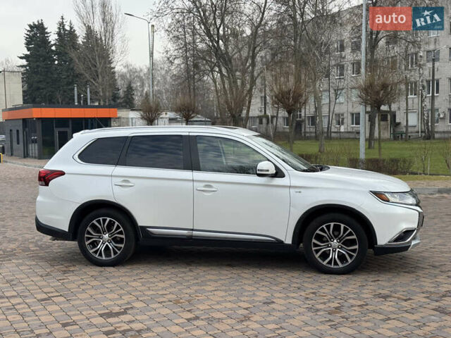 Белый Мицубиси Аутлендер, объемом двигателя 3 л и пробегом 310 тыс. км за 12700 $, фото 23 на Automoto.ua