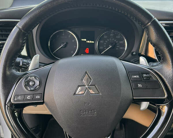 Белый Мицубиси Аутлендер, объемом двигателя 3 л и пробегом 197 тыс. км за 15500 $, фото 37 на Automoto.ua