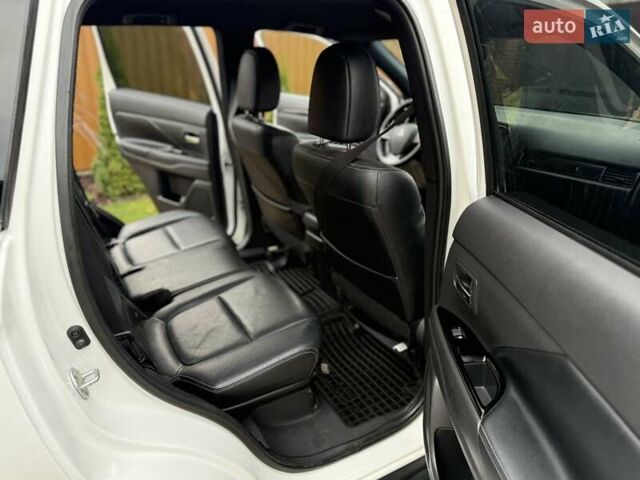 Белый Мицубиси Аутлендер, объемом двигателя 2.36 л и пробегом 191 тыс. км за 13950 $, фото 24 на Automoto.ua