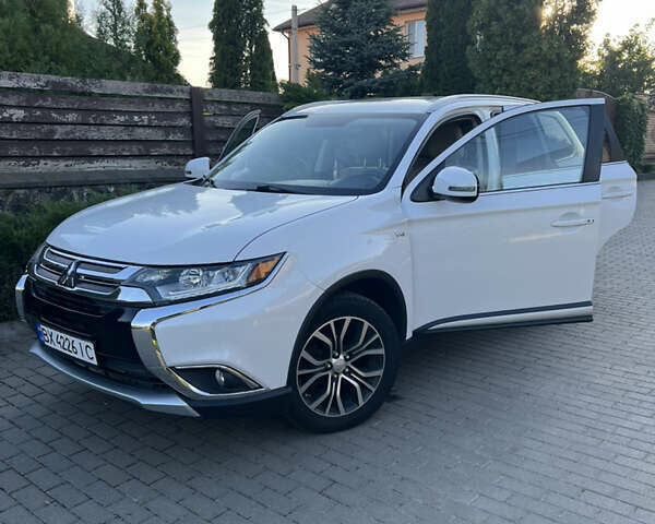 Белый Мицубиси Аутлендер, объемом двигателя 3 л и пробегом 197 тыс. км за 15500 $, фото 51 на Automoto.ua