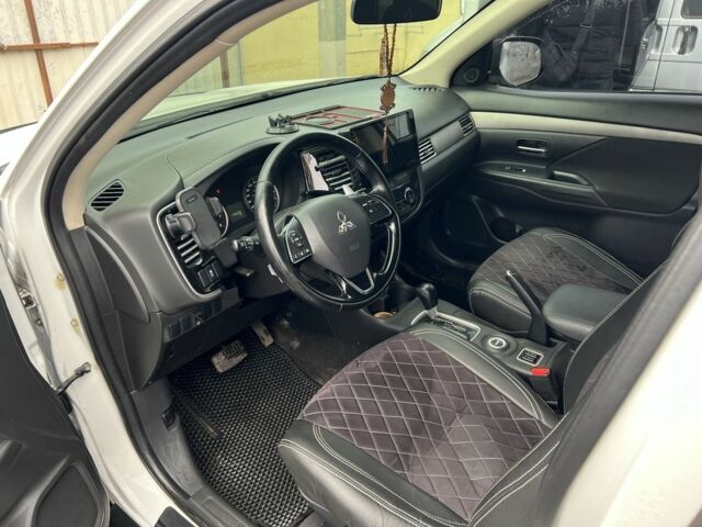 Белый Мицубиси Аутлендер, объемом двигателя 3 л и пробегом 175 тыс. км за 13100 $, фото 4 на Automoto.ua