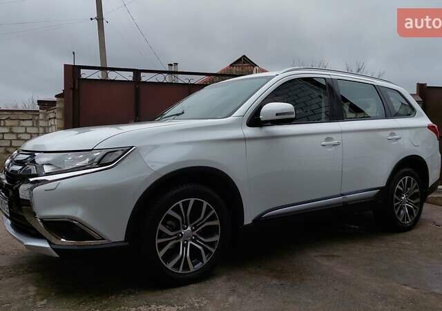 Белый Мицубиси Аутлендер, объемом двигателя 2.35 л и пробегом 127 тыс. км за 19000 $, фото 1 на Automoto.ua