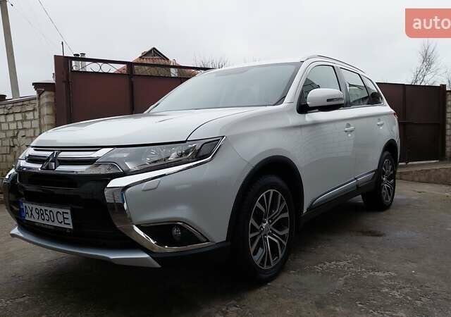 Белый Мицубиси Аутлендер, объемом двигателя 2.35 л и пробегом 127 тыс. км за 19000 $, фото 5 на Automoto.ua