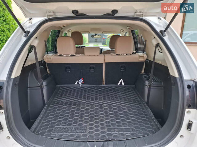 Белый Мицубиси Аутлендер, объемом двигателя 2.4 л и пробегом 145 тыс. км за 14900 $, фото 9 на Automoto.ua