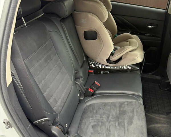 Белый Мицубиси Аутлендер, объемом двигателя 2.36 л и пробегом 134 тыс. км за 18500 $, фото 10 на Automoto.ua