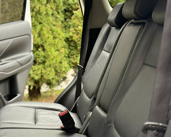 Білий Міцубісі Аутлендер, об'ємом двигуна 2.23 л та пробігом 215 тис. км за 17550 $, фото 74 на Automoto.ua