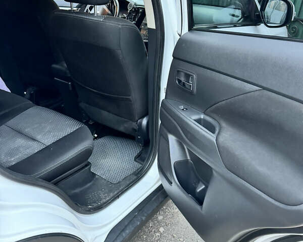 Белый Мицубиси Аутлендер, объемом двигателя 2.3 л и пробегом 180 тыс. км за 16000 $, фото 4 на Automoto.ua