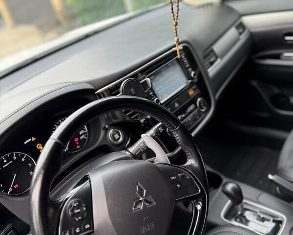 Белый Мицубиси Аутлендер, объемом двигателя 2.36 л и пробегом 134 тыс. км за 18500 $, фото 14 на Automoto.ua