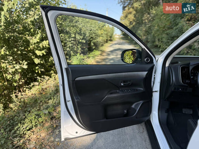 Белый Мицубиси Аутлендер, объемом двигателя 2.2 л и пробегом 240 тыс. км за 17999 $, фото 18 на Automoto.ua