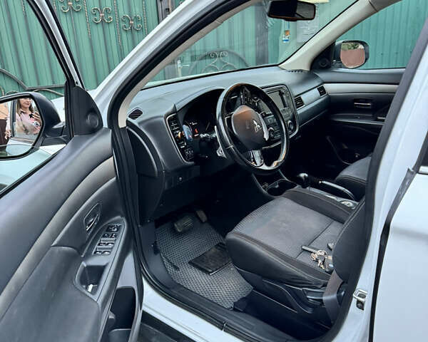 Белый Мицубиси Аутлендер, объемом двигателя 2.3 л и пробегом 180 тыс. км за 16000 $, фото 5 на Automoto.ua