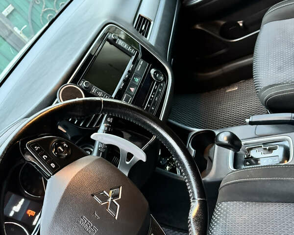 Белый Мицубиси Аутлендер, объемом двигателя 2.3 л и пробегом 180 тыс. км за 16000 $, фото 6 на Automoto.ua
