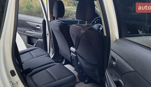 Мицубиси Аутлендер 2016 в Полтаве на Automoto.ua Белый Мицубиси Аутлендер, объемом двигателя 2.36 л и пробегом 240 тыс. км за 14000 $, фото 11 на Automoto.ua