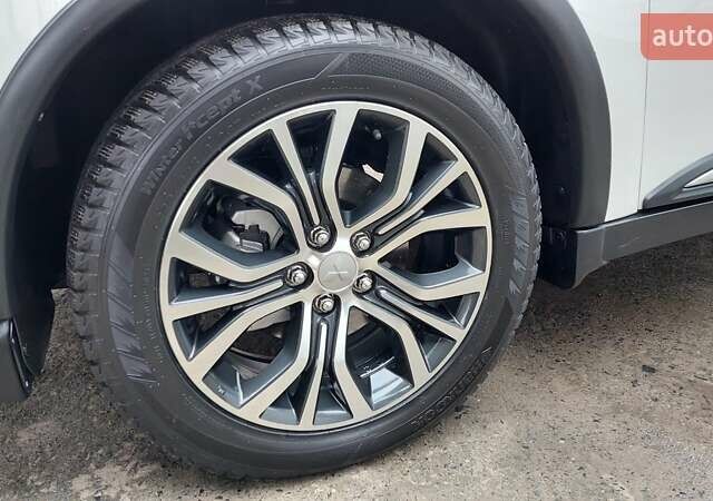 Белый Мицубиси Аутлендер, объемом двигателя 2.35 л и пробегом 127 тыс. км за 19000 $, фото 16 на Automoto.ua