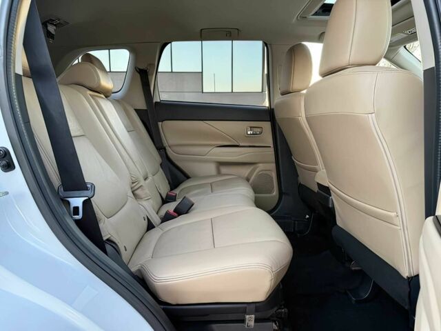 Белый Мицубиси Аутлендер, объемом двигателя 3 л и пробегом 78 тыс. км за 9900 $, фото 12 на Automoto.ua