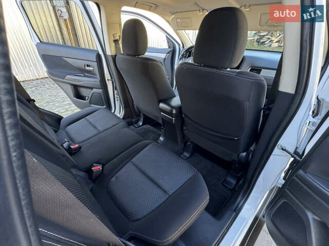 Білий Міцубісі Аутлендер, об'ємом двигуна 2.4 л та пробігом 178 тис. км за 12750 $, фото 52 на Automoto.ua