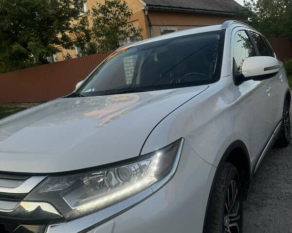 Белый Мицубиси Аутлендер, объемом двигателя 2.3 л и пробегом 180 тыс. км за 16000 $, фото 1 на Automoto.ua