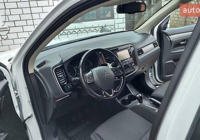 Белый Мицубиси Аутлендер, объемом двигателя 2.35 л и пробегом 127 тыс. км за 19000 $, фото 7 на Automoto.ua