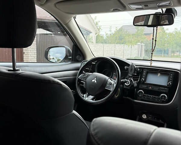 Белый Мицубиси Аутлендер, объемом двигателя 2.36 л и пробегом 134 тыс. км за 18500 $, фото 8 на Automoto.ua