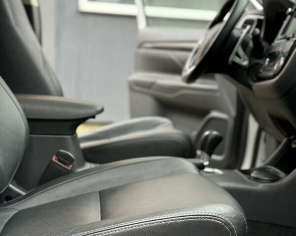 Білий Міцубісі Аутлендер, об'ємом двигуна 2.23 л та пробігом 215 тис. км за 17550 $, фото 67 на Automoto.ua