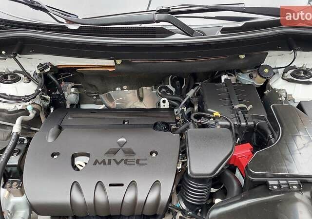 Белый Мицубиси Аутлендер, объемом двигателя 2.35 л и пробегом 127 тыс. км за 19000 $, фото 14 на Automoto.ua