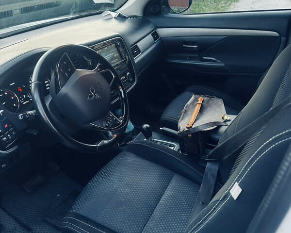 Белый Мицубиси Аутлендер, объемом двигателя 2.3 л и пробегом 180 тыс. км за 16000 $, фото 10 на Automoto.ua