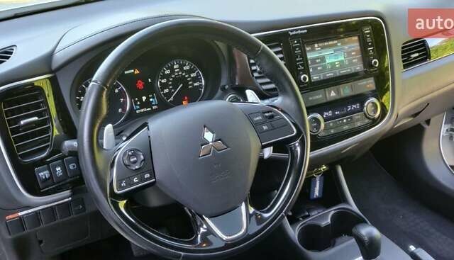 Белый Мицубиси Аутлендер, объемом двигателя 3 л и пробегом 115 тыс. км за 15300 $, фото 4 на Automoto.ua