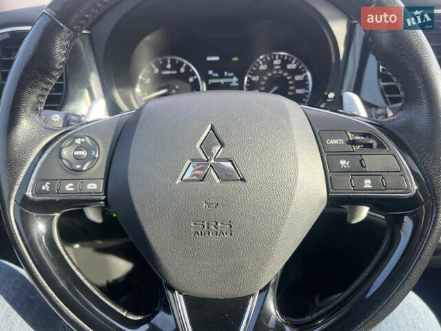 Білий Міцубісі Аутлендер, об'ємом двигуна 3 л та пробігом 157 тис. км за 16900 $, фото 4 на Automoto.ua