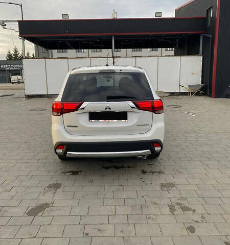 Белый Мицубиси Аутлендер, объемом двигателя 2.36 л и пробегом 151 тыс. км за 16700 $, фото 3 на Automoto.ua