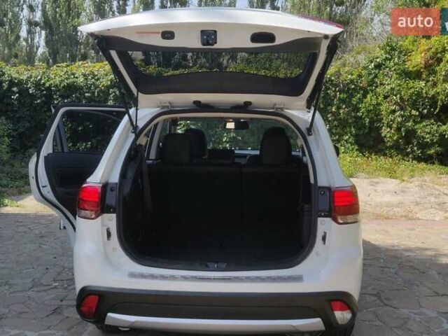 Белый Мицубиси Аутлендер, объемом двигателя 3 л и пробегом 115 тыс. км за 15300 $, фото 3 на Automoto.ua