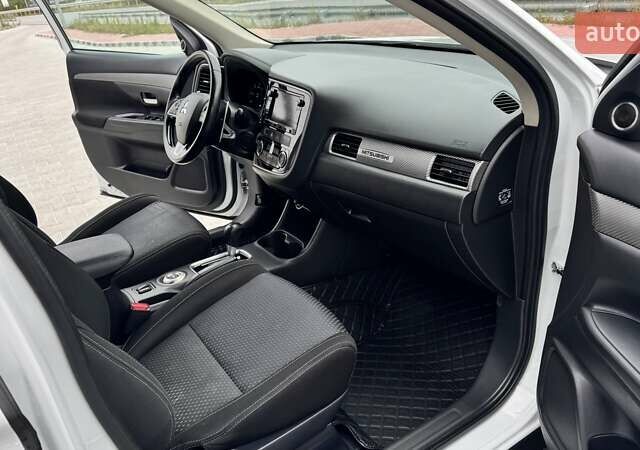 Белый Мицубиси Аутлендер, объемом двигателя 2.2 л и пробегом 199 тыс. км за 17999 $, фото 32 на Automoto.ua