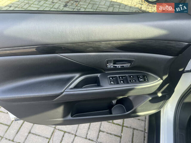 Білий Міцубісі Аутлендер, об'ємом двигуна 3 л та пробігом 157 тис. км за 16900 $, фото 18 на Automoto.ua