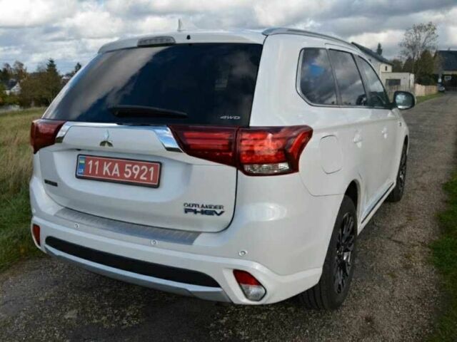 Білий Міцубісі Аутлендер, об'ємом двигуна 2 л та пробігом 164 тис. км за 16900 $, фото 1 на Automoto.ua