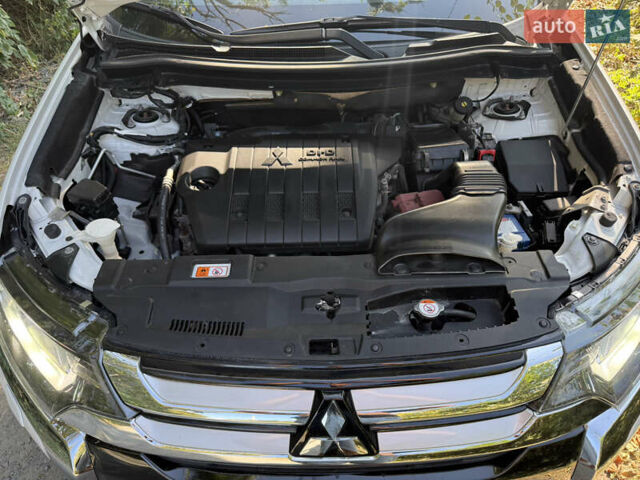 Белый Мицубиси Аутлендер, объемом двигателя 2.2 л и пробегом 240 тыс. км за 17999 $, фото 44 на Automoto.ua