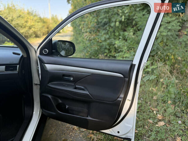 Білий Міцубісі Аутлендер, об'ємом двигуна 2.2 л та пробігом 240 тис. км за 18999 $, фото 36 на Automoto.ua
