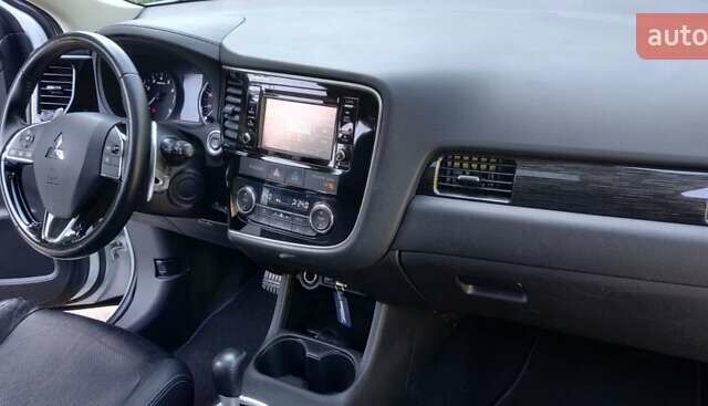 Белый Мицубиси Аутлендер, объемом двигателя 3 л и пробегом 115 тыс. км за 15300 $, фото 2 на Automoto.ua