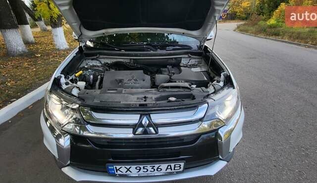 Мицубиси Аутлендер 2016 в Полтаве на Automoto.ua Белый Мицубиси Аутлендер, объемом двигателя 2.36 л и пробегом 240 тыс. км за 14000 $, фото 16 на Automoto.ua