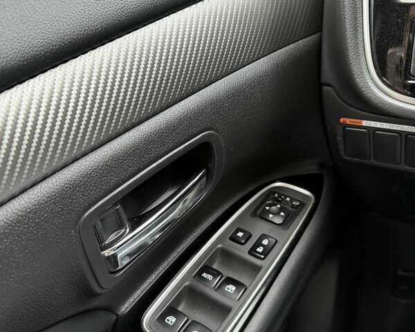 Белый Мицубиси Аутлендер, объемом двигателя 2.36 л и пробегом 134 тыс. км за 18500 $, фото 16 на Automoto.ua