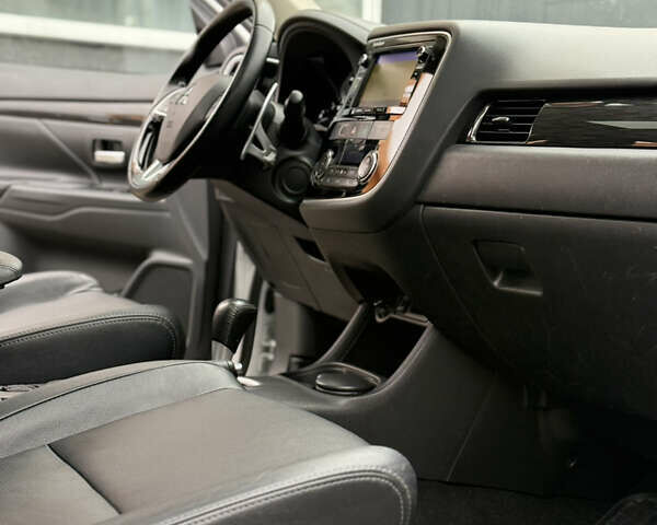 Білий Міцубісі Аутлендер, об'ємом двигуна 2.23 л та пробігом 215 тис. км за 17550 $, фото 56 на Automoto.ua