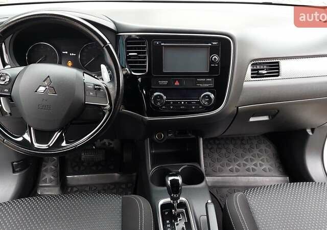 Белый Мицубиси Аутлендер, объемом двигателя 2.35 л и пробегом 127 тыс. км за 19000 $, фото 12 на Automoto.ua
