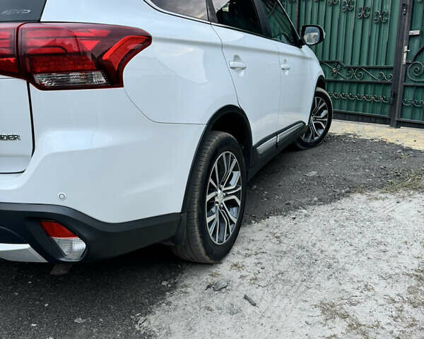 Белый Мицубиси Аутлендер, объемом двигателя 2.3 л и пробегом 180 тыс. км за 16000 $, фото 2 на Automoto.ua