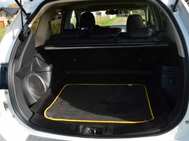 Білий Міцубісі Аутлендер, об'ємом двигуна 2 л та пробігом 164 тис. км за 16900 $, фото 8 на Automoto.ua