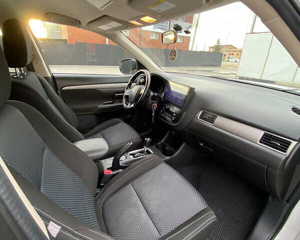 Белый Мицубиси Аутлендер, объемом двигателя 2.36 л и пробегом 151 тыс. км за 16700 $, фото 6 на Automoto.ua