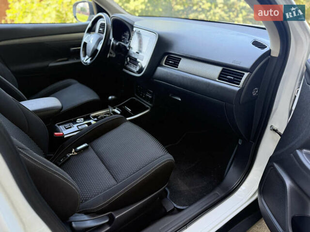 Белый Мицубиси Аутлендер, объемом двигателя 2.2 л и пробегом 240 тыс. км за 17999 $, фото 37 на Automoto.ua