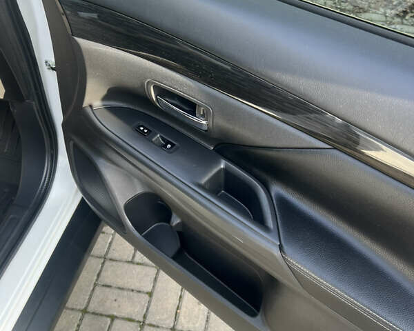 Білий Міцубісі Аутлендер, об'ємом двигуна 3 л та пробігом 157 тис. км за 16900 $, фото 9 на Automoto.ua