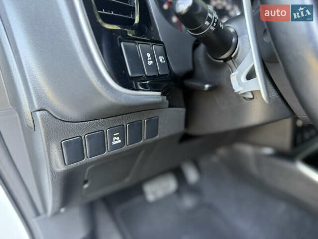 Белый Мицубиси Аутлендер, объемом двигателя 2.2 л и пробегом 240 тыс. км за 17999 $, фото 42 на Automoto.ua