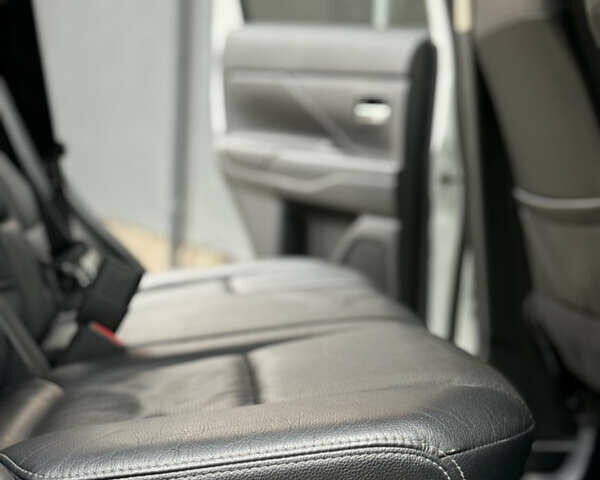 Білий Міцубісі Аутлендер, об'ємом двигуна 2.23 л та пробігом 215 тис. км за 17550 $, фото 72 на Automoto.ua