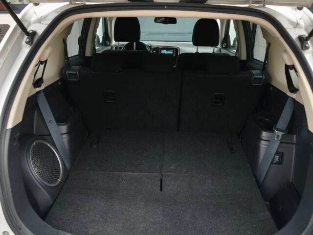 Белый Мицубиси Аутлендер, объемом двигателя 2 л и пробегом 135 тыс. км за 10200 $, фото 17 на Automoto.ua