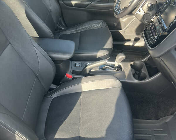 Білий Міцубісі Аутлендер, об'ємом двигуна 3 л та пробігом 157 тис. км за 16900 $, фото 7 на Automoto.ua