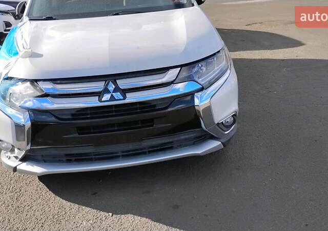 Білий Міцубісі Аутлендер, об'ємом двигуна 3 л та пробігом 177 тис. км за 9000 $, фото 1 на Automoto.ua